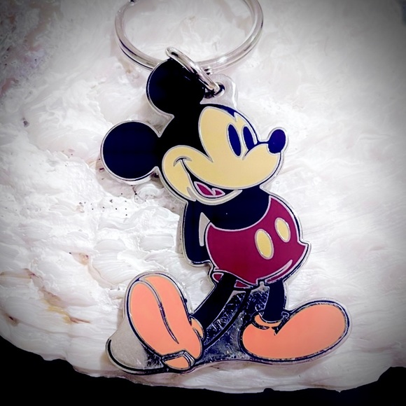 ☃️ Mickey Mouse Keychain - Picture 2 of 5